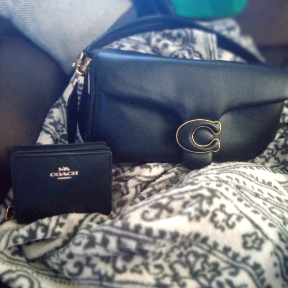 Coach Pillow Tabby Black 26 can be sold with or without wallet.